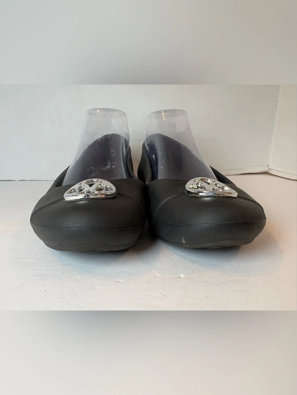 Crocs Gianna Black Slip-on Ballet Flat Loafers Silver Disc Medallion Size 8